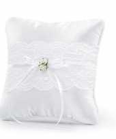 Bruiloft ringkussentje met witte roosjes